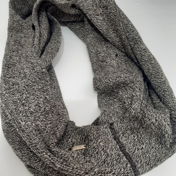 🧣Calvin Klein Rounded Knitted Elegant Scarf - Picture 1 of 6